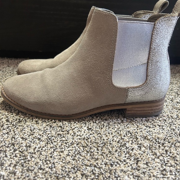 Toms Shoes - Stylish TOMS Tan Suede Ankle Boots